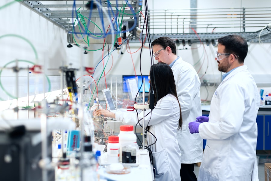 Equipo de laboratorio trabajando